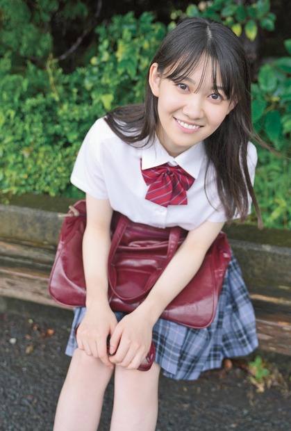 乃木坂46・清宮レイ、日向坂46・山口陽世ら、みずみずしい「制服姿」を披露!