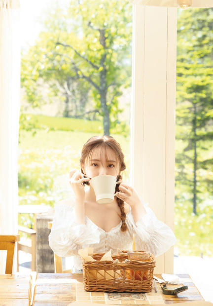 乃木坂46・渡辺みり愛写真集『消極的な華やかさ』（発売：竹書房、撮影：彦坂栄治）通常版裏表紙