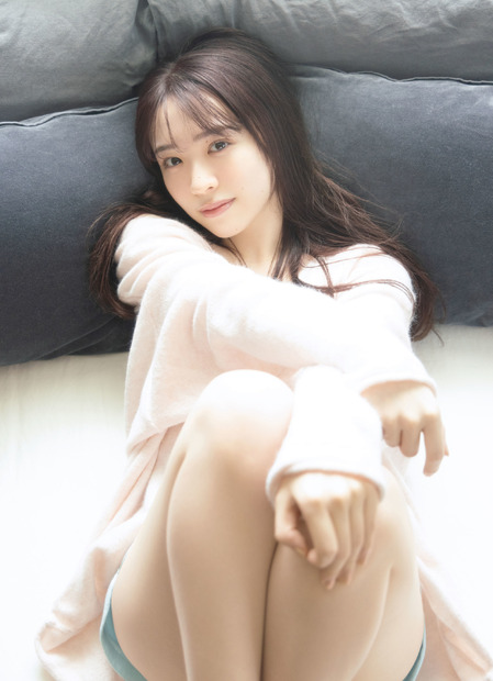 乃木坂46・渡辺みり愛写真集『消極的な華やかさ』（発売：竹書房、撮影：彦坂栄治）楽天ブックス版裏表紙