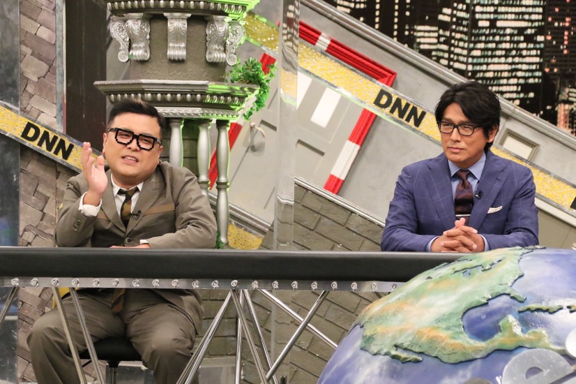 左から）久保田かずのぶ（とろサーモン）、高橋克典（C）フジテレビ