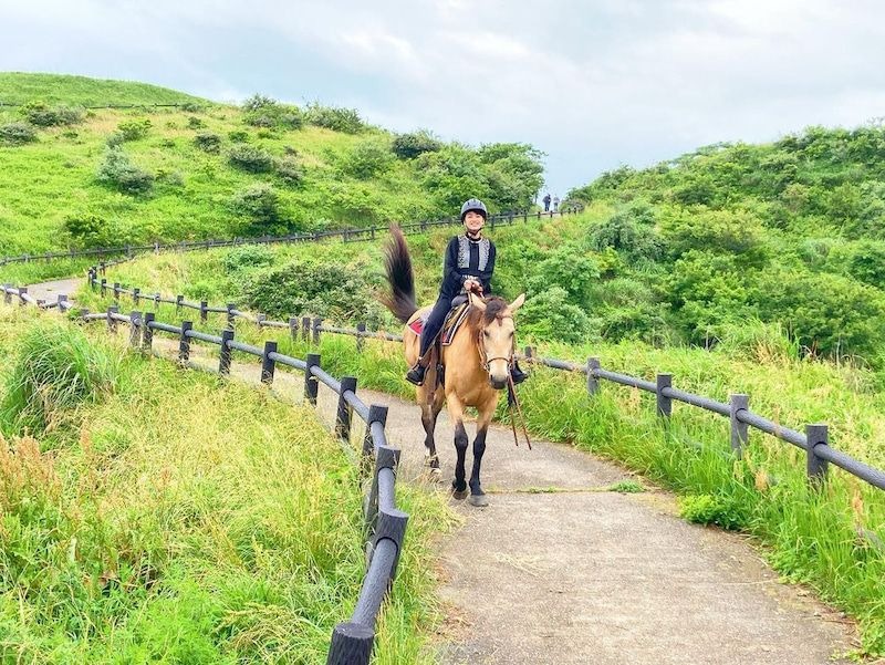 ルーシーちゃんに乗馬する平祐奈