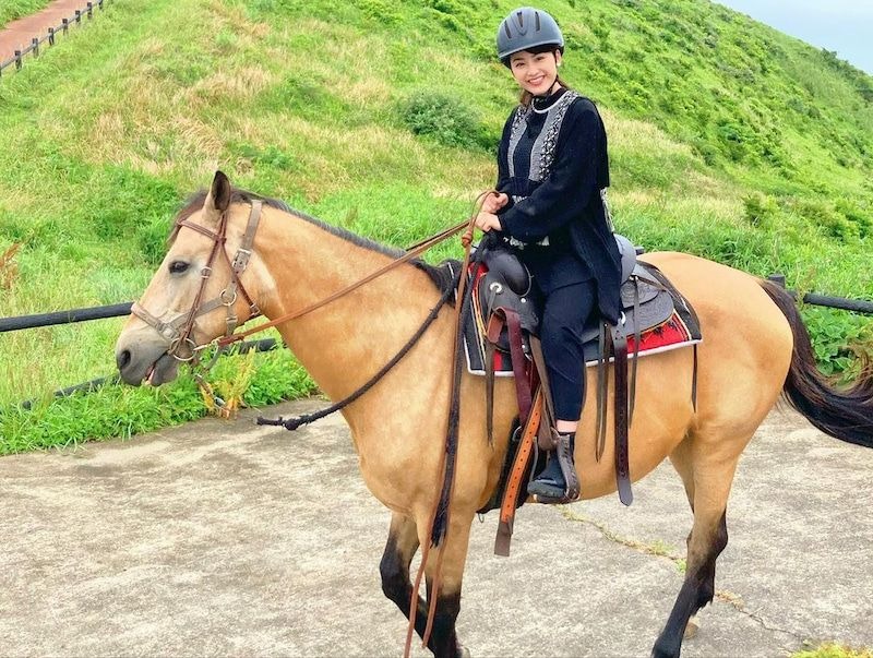 ルーシーちゃんに乗馬する平祐奈