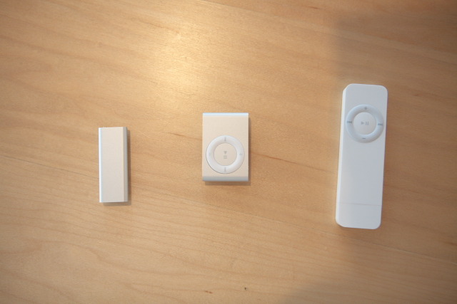 左から第3世代、第2世代、第1世代iPod shuffle。
従来モデルの約半分のサイズになった。