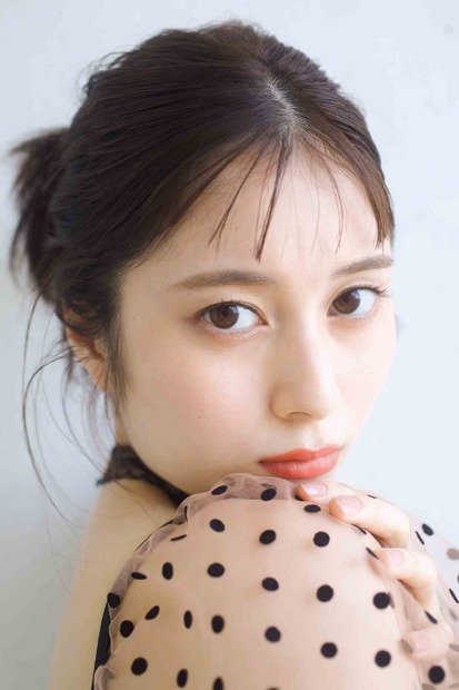 大久保桜子2022年カレンダー（卓上版、タテバージョン）　（c）ワニブックス