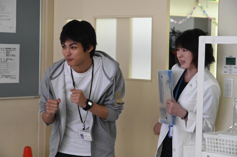 遠藤一誠（神尾楓珠）、亀高千里（貫地谷しほり）（C）フジテレビ
