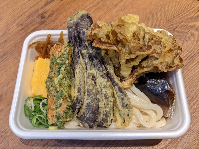 丸亀製麺の“秋の新商品”3種類を実食！ TOKIOの松岡昌宏と共同開発した『トマたまカレーうどん』など