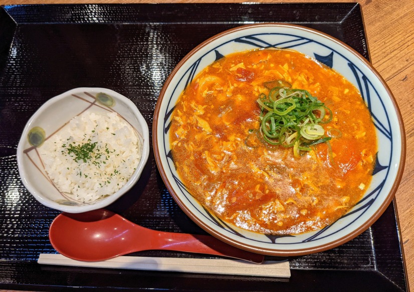 丸亀製麺の“秋の新商品”3種類を実食！ TOKIOの松岡昌宏と共同開発した『トマたまカレーうどん』など