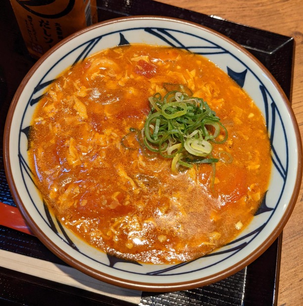 丸亀製麺の“秋の新商品”3種類を実食！ TOKIOの松岡昌宏と共同開発した『トマたまカレーうどん』など