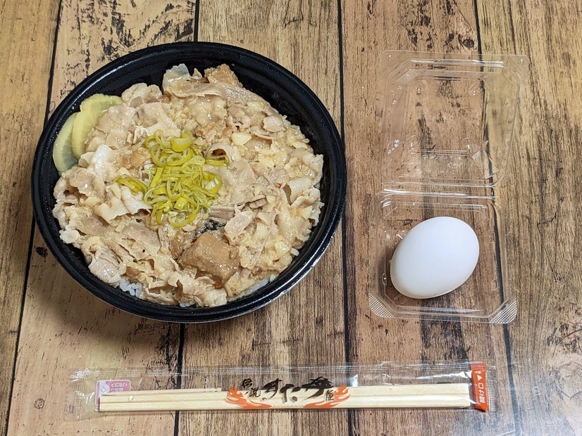 “コク旨ガッツリ”の特製丼「とんこつ背脂すた丼」を試食したらやみつきに！