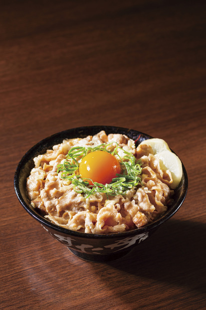 “コク旨ガッツリ”の特製丼「とんこつ背脂すた丼」を試食したらやみつきに！