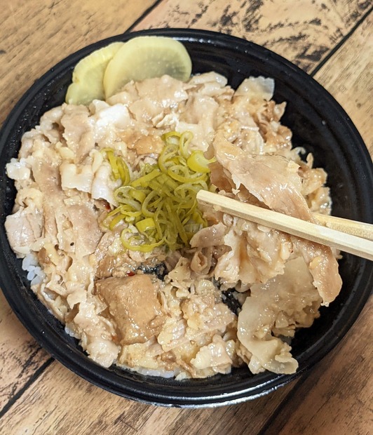 “コク旨ガッツリ”の特製丼「とんこつ背脂すた丼」を試食したらやみつきに！