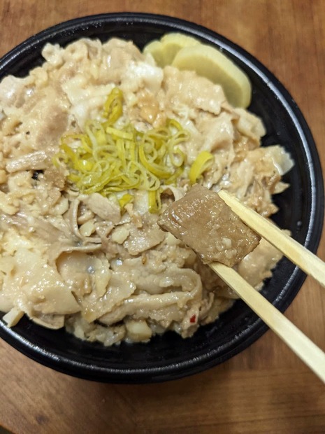 “コク旨ガッツリ”の特製丼「とんこつ背脂すた丼」を試食したらやみつきに！