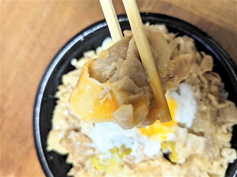 “コク旨ガッツリ”の特製丼「とんこつ背脂すた丼」を試食したらやみつきに！