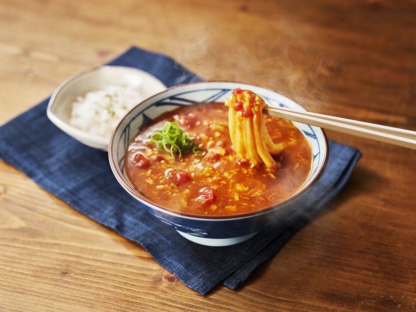丸亀製麺の“秋の新商品”3種類を実食！ TOKIOの松岡昌宏と共同開発した『トマたまカレーうどん』など