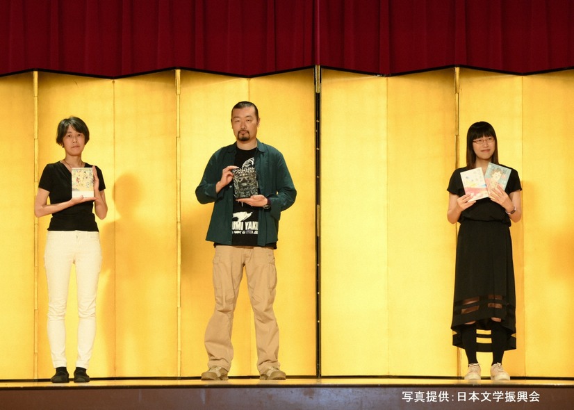 第165回芥川賞・直木賞受賞者。（海外在住者除く）左から澤田瞳子さん（直木賞）佐藤究さん（直木賞）李琴峰さん（芥川賞）（C）日本文学振興会
