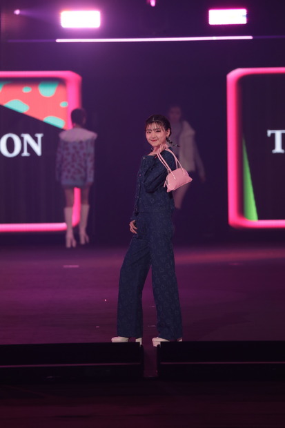 佐々木美玲　(C)マイナビ 東京ガールズコレクション 2021 AUTUMN/WINTER