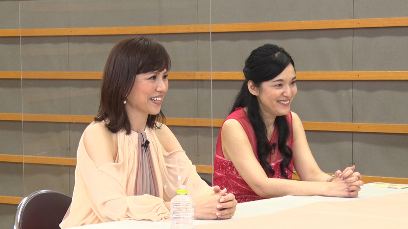 左から）重太みゆき、牛窪恵（C）フジテレビ
