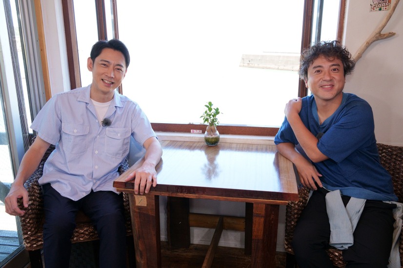 左から）小泉孝太郎、ムロツヨシ（C）フジテレビ