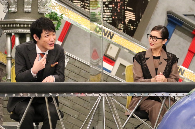 左から）川島明（麒麟）、石川恋（C）フジテレビ
