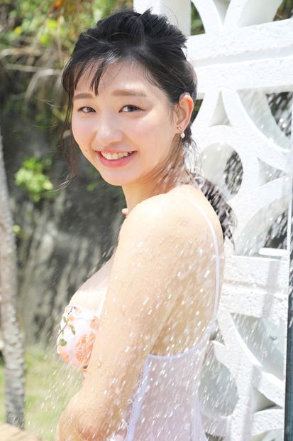 我妻ゆりか1st写真集『わがままゆりかの天使な笑顔』（撮影：田口まき、発売：小学館）