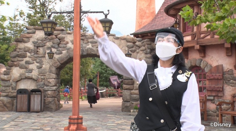 東京ディズニランドに新オープンした『美女と野獣』エリア“ガイドツアーキャスト”に密着！