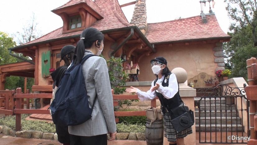 東京ディズニランドに新オープンした『美女と野獣』エリア“ガイドツアーキャスト”に密着！