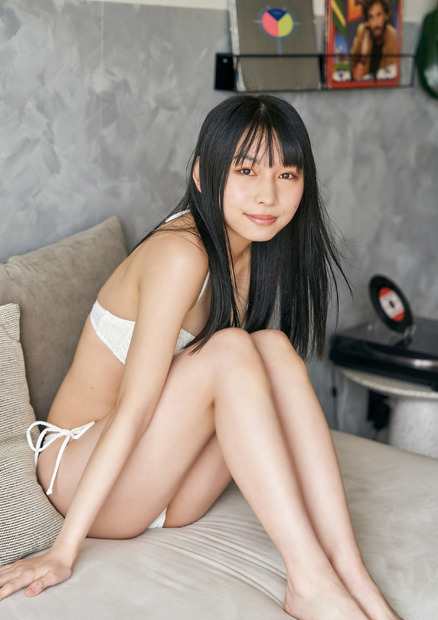 早川真由デジタル写真集『早川真由　清楚なあの子の妄想白ビキニ』（発行：主婦の友インフォス、撮影：オノデラカズオ（f-me））