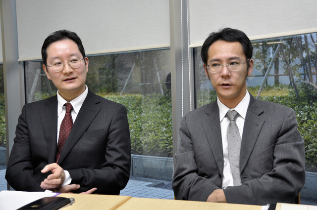 インタビューに答える教育指導本部の石井篤氏（左）と指導サポートセンターの岡田稔啓氏（右）