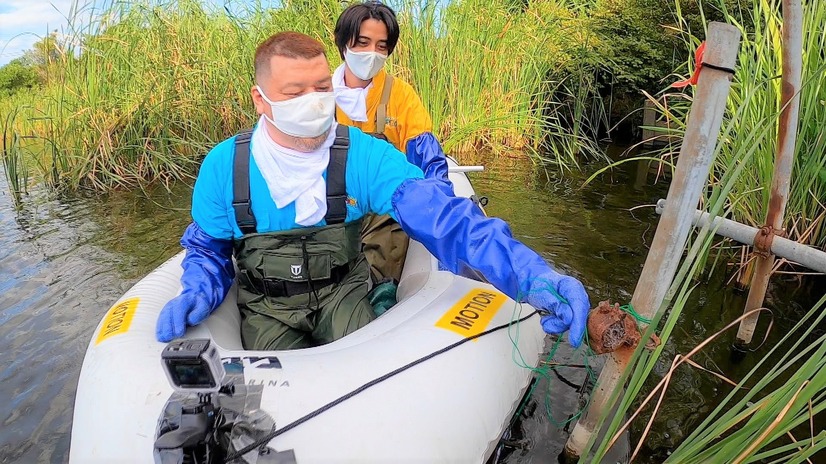 生き物を探す、くっきー！（左）と髙橋海人　