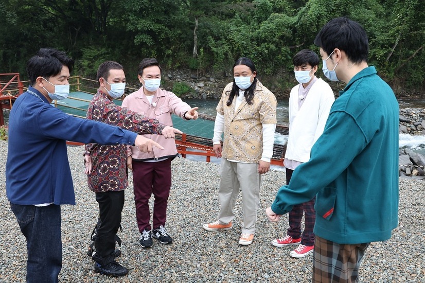 左から）ノブ、大悟、山内健司、秋山竜次、山本博、濱家隆一（C）フジテレビ