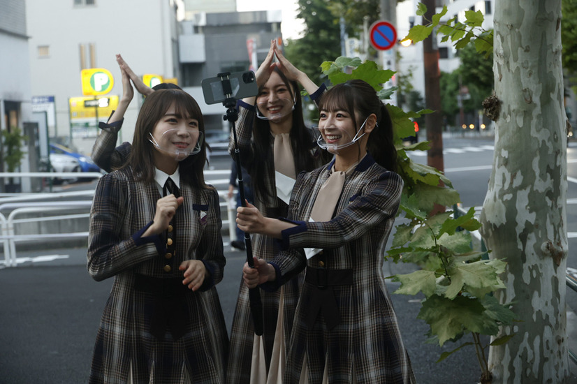 乃木坂46メンバー、全国の「~坂」駅にポスター貼りに!初のベストアルバム発売