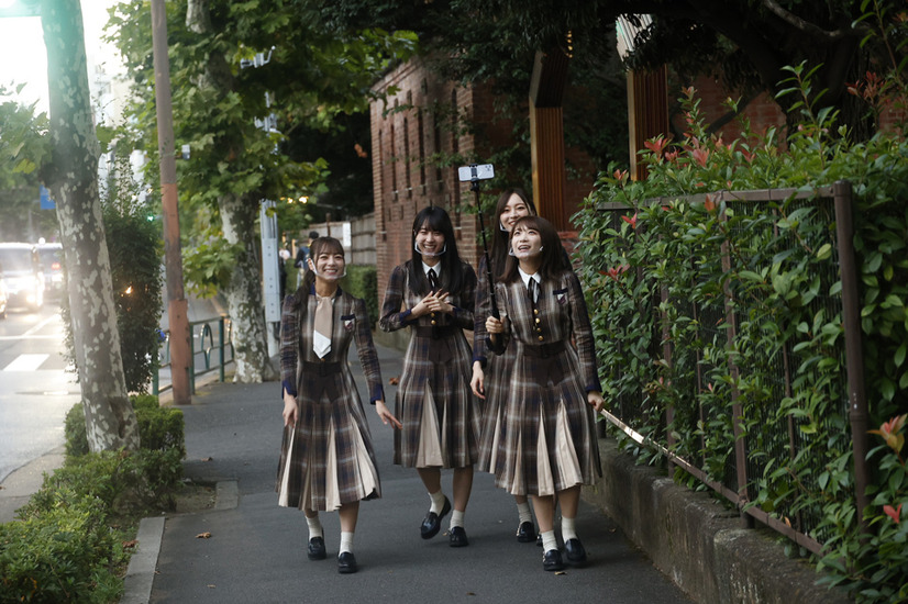 乃木坂46メンバー、全国の「~坂」駅にポスター貼りに!初のベストアルバム発売