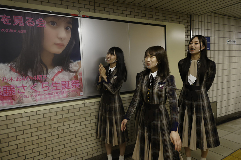 乃木坂46メンバー、全国の「~坂」駅にポスター貼りに!初のベストアルバム発売