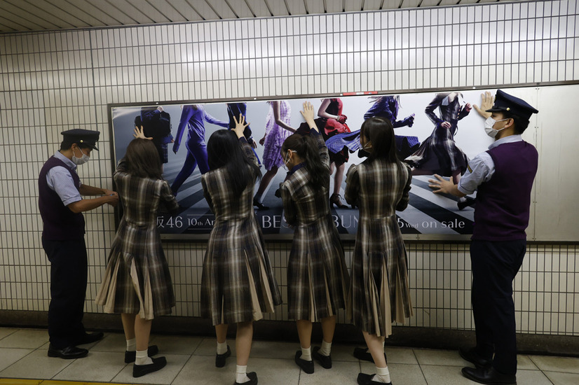 乃木坂46メンバー、全国の「~坂」駅にポスター貼りに!初のベストアルバム発売
