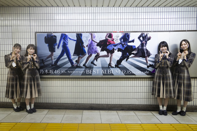 乃木坂46メンバー、全国の「~坂」駅にポスター貼りに!初のベストアルバム発売