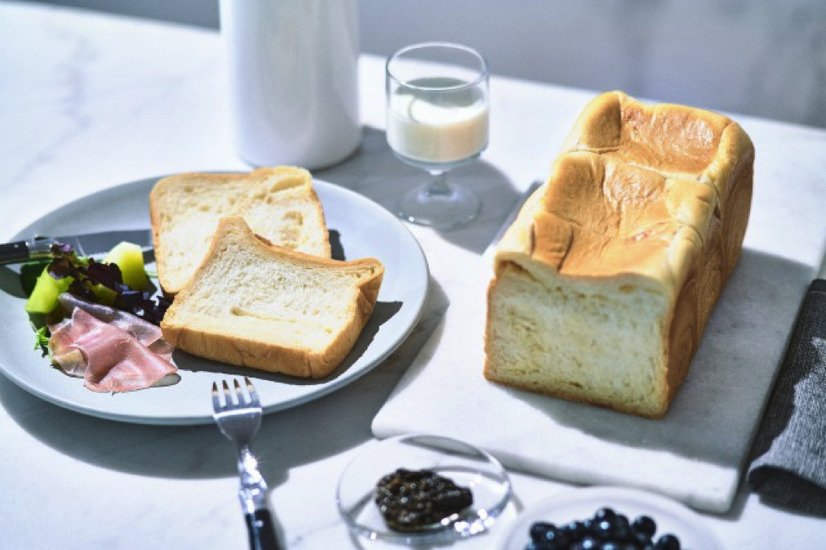 “スチーム生食パン”に新商品！黒トリュフ＆チーズオムレツパン使ったプレミアムな一品