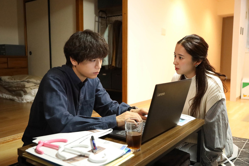左から）山崎育三郎、堀田真由（C）フジテレビ