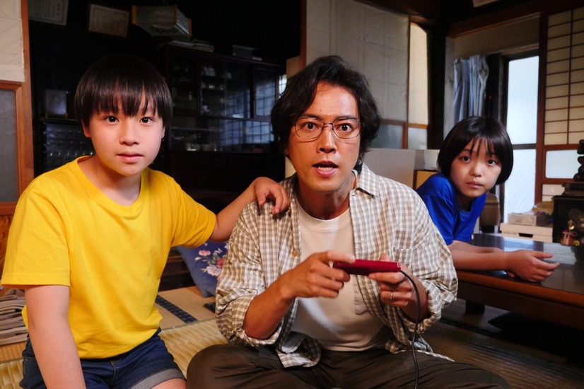 左から）石田星空、桐谷健太、笹木祐良（C）フジテレビ