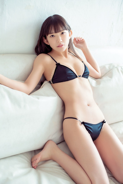 長澤茉里奈（撮影：松田忠雄／スタイリング：毛塚由恵／ヘアメイク：中逸あゆみ、栗田佐智代（M’sUP））