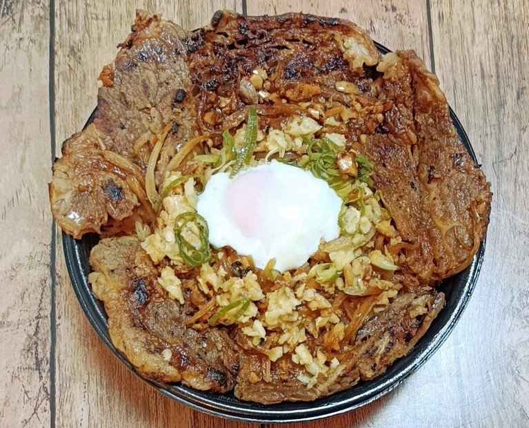 背脂たっぷりの“極上大判カルビ”が旨い！「すたみな極カルビステーキ丼」を実食!