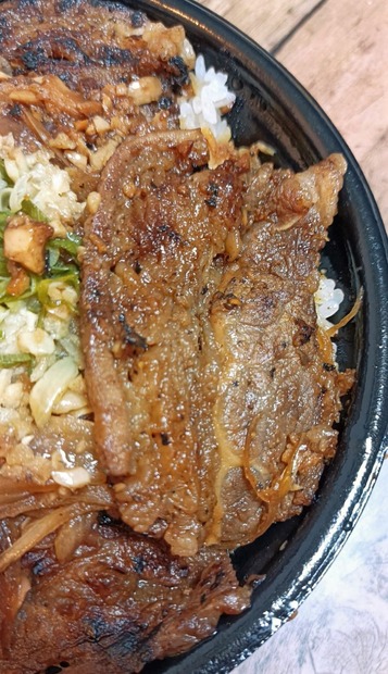 背脂たっぷりの“極上大判カルビ”が旨い！「すたみな極カルビステーキ丼」を実食!