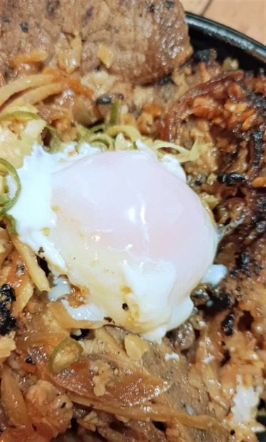 背脂たっぷりの“極上大判カルビ”が旨い！「すたみな極カルビステーキ丼」を実食!