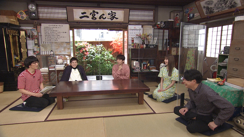 左から）柴田英嗣、二宮和也、中丸雄一、生見愛瑠、吉村崇　（c）フジテレビ
