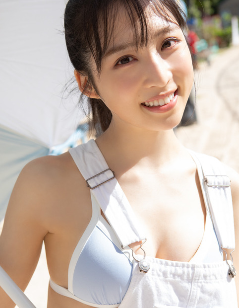 AKB48・小栗有以ファースト写真集『君と出逢った日から』セブンネット限定カバー（撮影：細居幸次郎、発売：小学館）