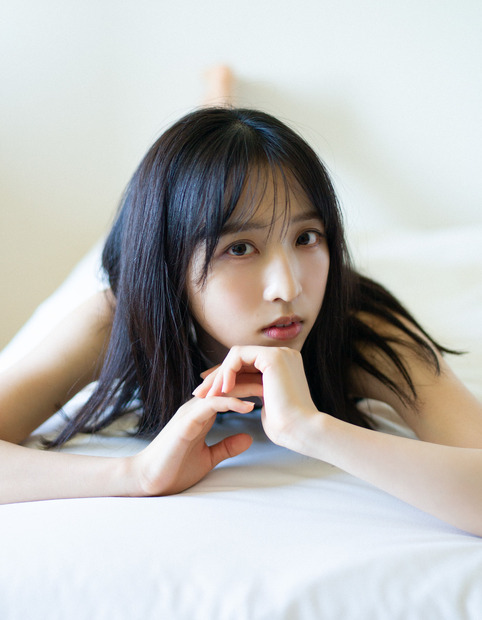 AKB48・小栗有以ファースト写真集『君と出逢った日から』楽天ブックス限定カバー（撮影：細居幸次郎、発売：小学館）