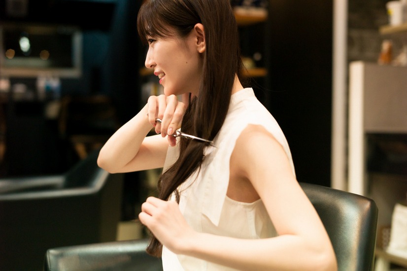 前島亜美写真集「白群」　(C)細居幸次郎／小学館