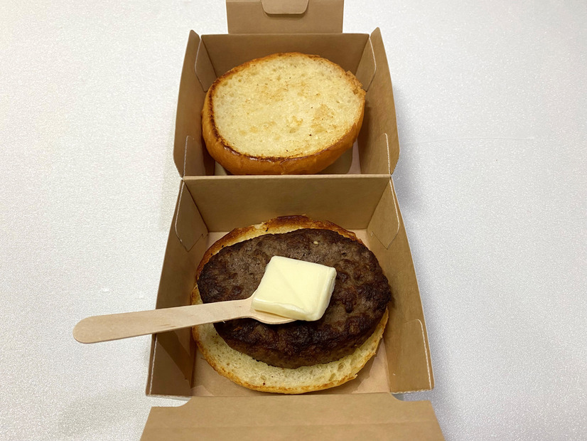 つなぎも野菜もゼロ！フレッシュネスバーガーから「神戸牛塩バーガー」