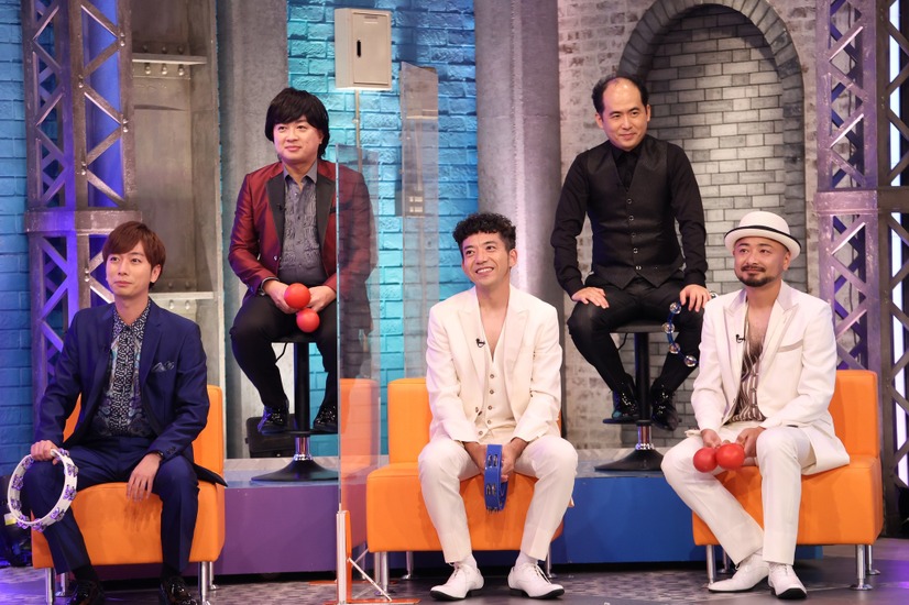「AIがジャッジ！発音カラオケ」上段左から）松尾駿、斎藤司、下段左から）河合郁人、どぶろっく（C）フジテレビ