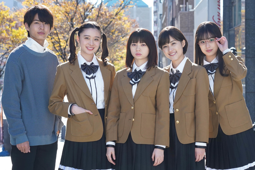 左から）小宮璃央、田鍋梨々花、桜田ひより、井頭愛海、井本彩花　（c）フジテレビ