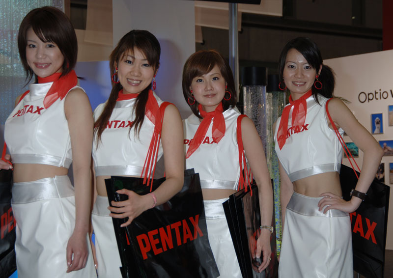 　PIE2005のペンタックスブースでは、中判デジタル一眼レフカメラ「PENTAX 645 Digital」のモックアップを展示しており、2006年中の製品化を目指しているという。予想販売価格は100万円前後。